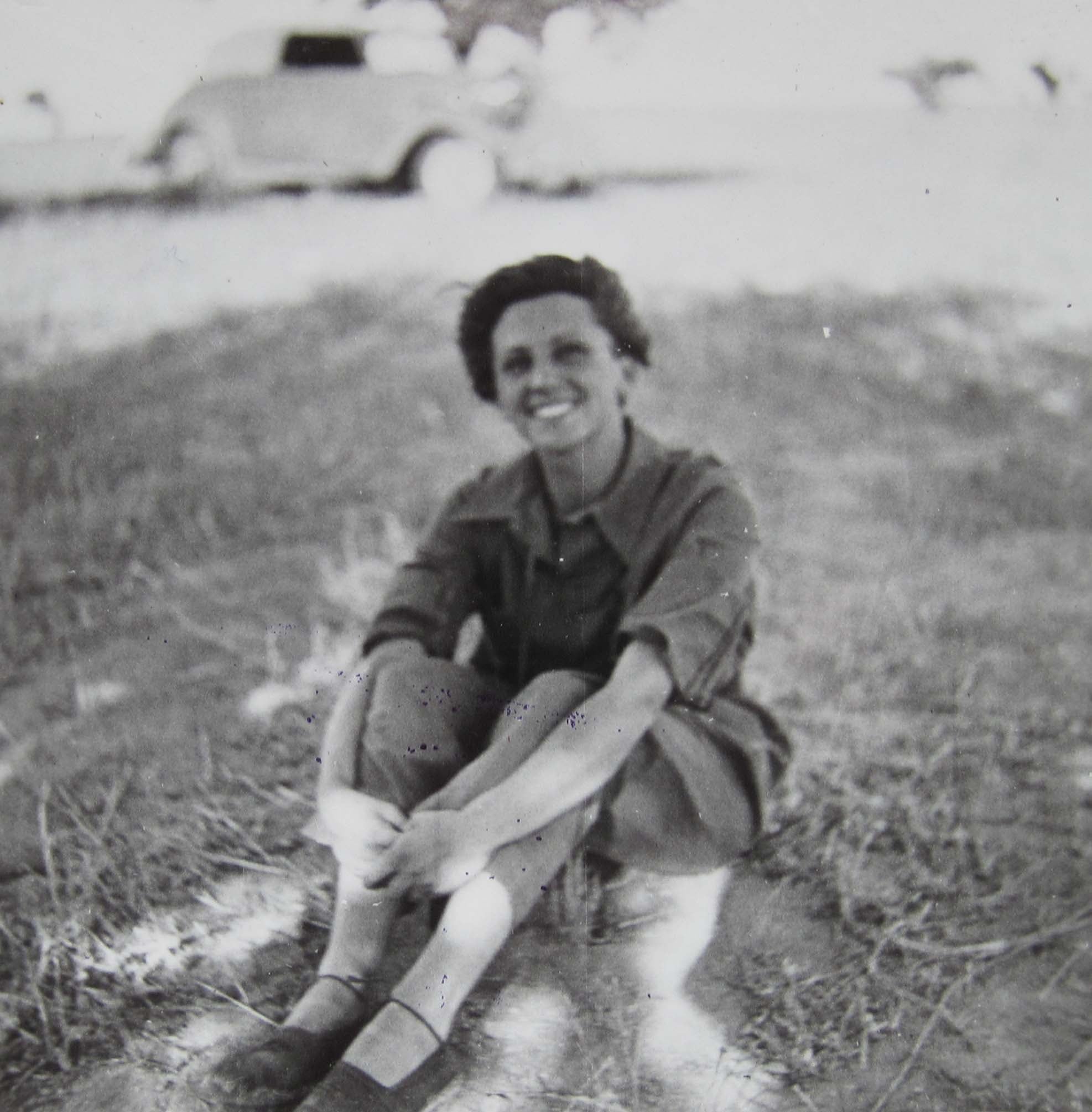 La segunda foto inédita de Gerda Taro, retratada en una pausa en el frente de Brunete.