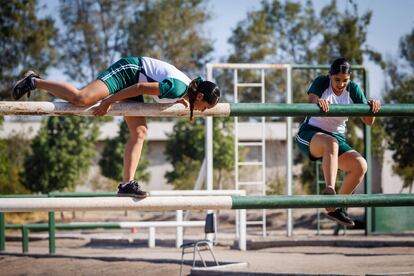 Entrenamiento con obstáculos en la Escuela de Formación de Carabineros.

