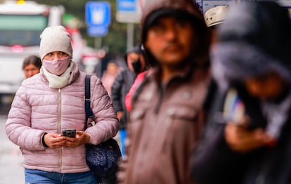 Una mujer camina por la ciudad de Querétaro en medio del avance de una masa de aire polar, en una fotografía de archivo.