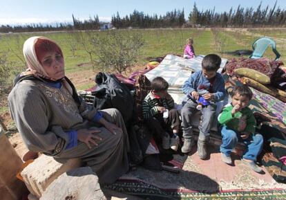 Una familia siria que huyo de Al Qusayr, cerca de Homs, espera cerca de la frontera sirio-libanesa.