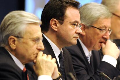 Jean-Claude Trichet (en primer término), junto al ministro griego Papaconstantinu y el presidente del Eurogrupo, Jean-Claude Juncker.