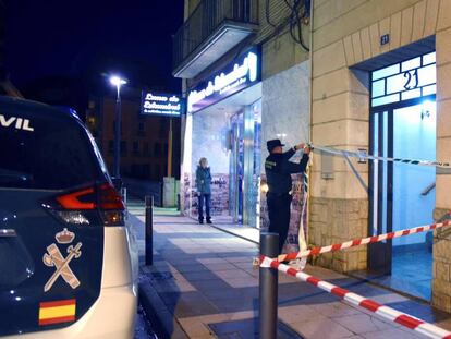 Efectivos de la Guardia Civil precintan la entrada del inmueble donde han ocurrido los hechos.