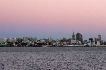 Montevideo al atardecer. La línea del cielo de una ciudad en la que el tiempo parece tan lento como el olvido.