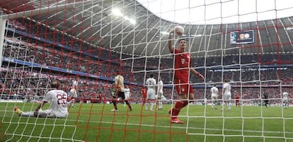 Mario Gómez coge el balón de la red tras el tanto de Shaqiri.