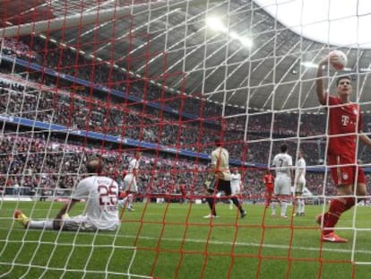 Mario Gómez coge el balón de la red tras el tanto de Shaqiri.