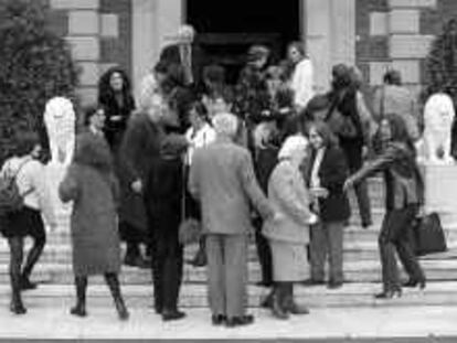 B 37772 (31/10/00) -color- Joan Clos come con escritoras en el Palacete Albeniz. Foto: Tejederas.