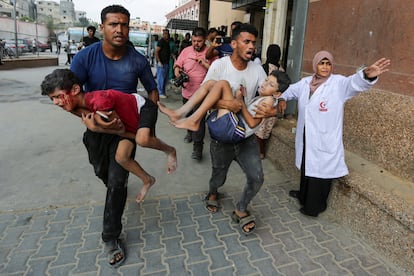 Traslado de menores heridos al hospital Nasser de Jan Yunis (Gaza) tras un ataque israelí, este lunes.