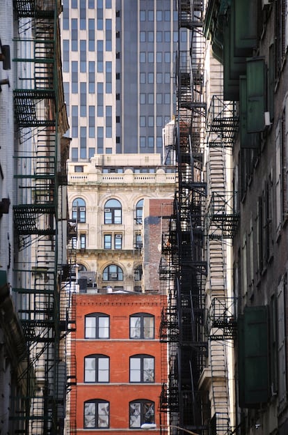 Las icónicas escaleras de incendios del Upper West Side neoyorquino nunca fueron tan bien retratadas como en 'West Side Story' (1961), película dirigida por Robert Wise y Jerome Robbins. Basada en el musical del mismo nombre, que a su vez es una interpretación libre de la universal 'Romeo y Julieta', de William Shakespeare, esta película fue un éxito de taquilla y un fenómeno cultural sobre todo gracias a las excepcionales composiciones de Leonard Bernstein (1918-1990). Memorable es la escena en la que Tony (Richard Beymer) y María (Natalie Wood) se declaran su amor inquebrantable pese a pertenecer a bandas opuestas que rivalizan en las calles del Nueva York de los años cincuenta. Una historia de amor que inevitablemente termina en tragedia.