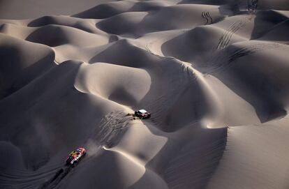 El piloto checo de Ford Martin Prokop y su copiloto Jan Tomnek, izquierda, y el piloto finlands de Mini Mikko Hirvonen y el copiloto alemn Andreas Schulz, surcan las dunas de Tanaka durante la quinta etapa del Rally Dakar 2018 entre San Juan de Marcona y Arequipa en Per, el 10 de enero de 2018.