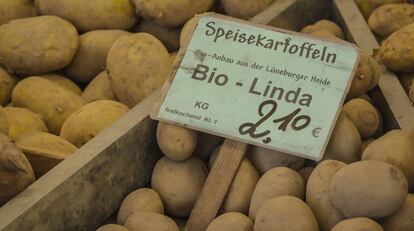 Patatas ecol&oacute;gicas en un puesto de un mercadillo en Berl&iacute;n.