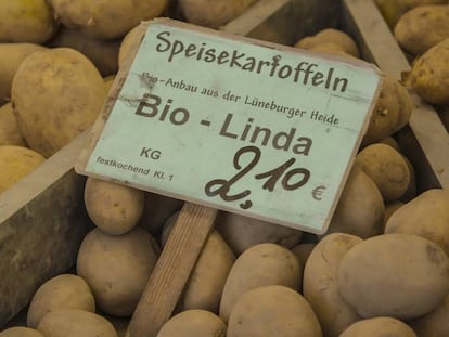 Patatas ecol&oacute;gicas en un puesto de un mercadillo en Berl&iacute;n.