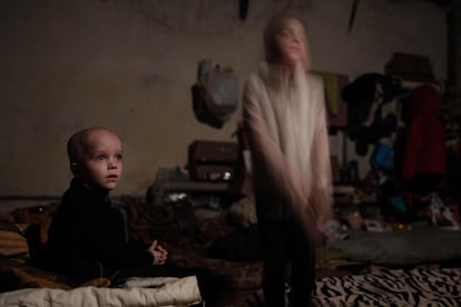 Fotografía perteneciente a una selección de cien imágenes escogidas por la agencia AFP al cumplirse 100 días de guerra en Ucrania.  En ella vemos a Sasha, de cuatro años, y su hermana Ksenia, de ocho, en un dormitorio del refugio del sótano en Lisychansk, en el este de Ucrania, el 15 de mayo de 2022. 
Otras medidas que propone Unicef para proteger a la infancia de la pobreza es blindar el gasto social, especialmente para las familias más vulnerables, y reforzar la provisión de servicios de atención sanitaria, nutricional y social a mujeres embarazadas, bebés y niños pequeños. También sugieren introducir la regulación de los precios de productos alimentarios básicos para las familias.