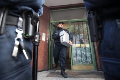 Un oficial de policía saca un ordenador de la mezquita de Taiba, ayer en Hamburgo.