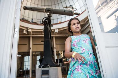 Una niña visita el observatorio del Museo de Carolina del Sur, el 20 de agosto en Columbia.  