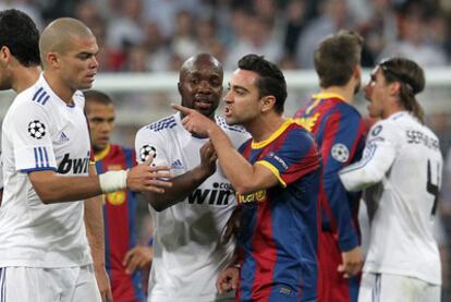 Los jugadores del Real Madrid y el Barcelona se encaran durante el partido de ida de las semifinales de la Liga de Campeones.