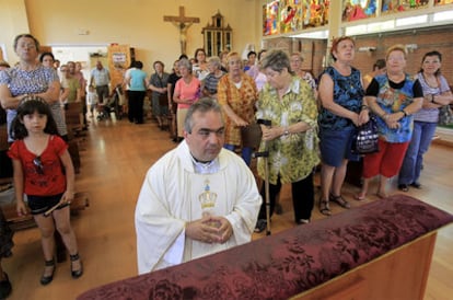 Andrés García Torres celebra la misa de once en su parroquia de Fuenlabrada a pesar de que ayer tenía que haber entregado las llaves.