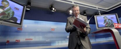 José Blanco, secretario de Organización del PSOE, tras presentar <i>La fuerza del cambio,</i> lema del 37º congreso de los socialistas.