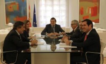 En primer plano, a la izquierda, Juan Rosell, y a la derecha, Antonio Garamendi, durante la &uacute;ltima reuni&oacute;n mantenida en Moncloa con el presidente del Ejecutivo, Mariano Rajoy (en el centro), la ministra de Empleo, F&aacute;tima B&aacute;&ntilde;ez, y los l&iacute;deres sindicales de CC OO y UGT.