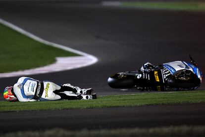 Alex de Angelis tuvo un accidente en la primera vuelta de Moto2.