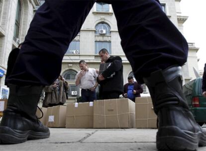 Funcionarios rumanos trasladan cajas con papeletas a la Oficina Electoral Central, ayer en Bucarest.