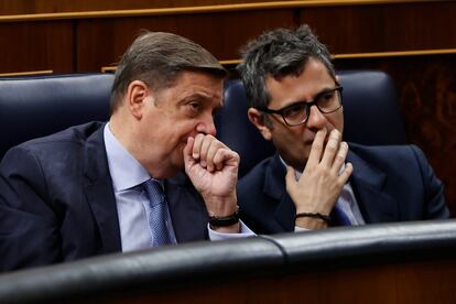 Los ministros de Agricultura, Luis Planas y Presidencia, Félix Bolaños, en el Congreso. 