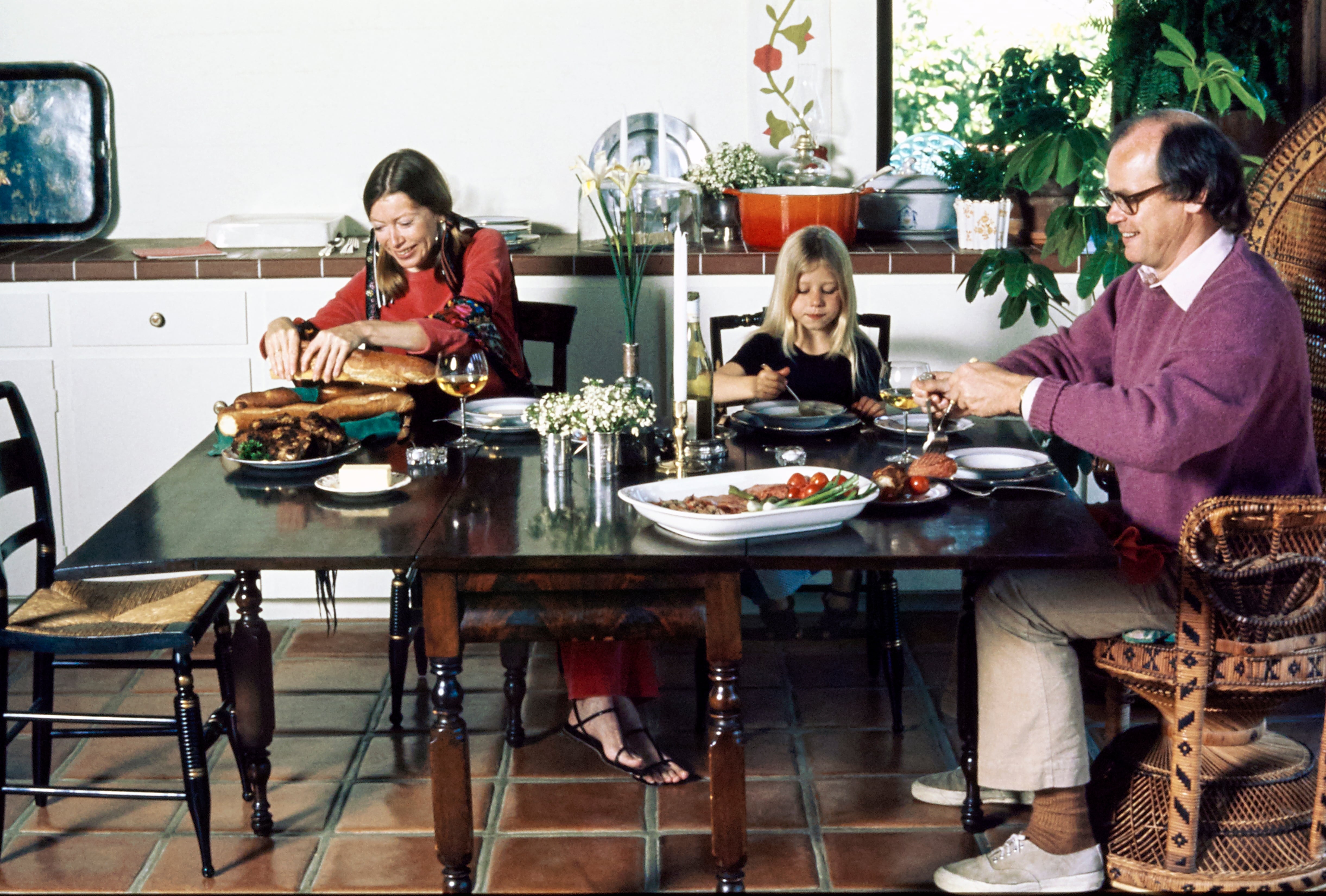 Joan Didion y John Gregory Dunne, junto a su hija adoptada, Quintana Roo, en el salón con suelo de terracota de su casa de Malibú, en 1972, en una sesión de fotos para 'Vogue'.