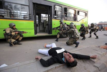 Miembros de Armas y Tácticas Especiales (SWAT) de la India participan durante una simulación de secuestro de un autobús por terroristas en una operación en Nueva Delhi (India). Las autoridades organizaron el simulacro de secuestro debido a que Nueva Delhi sigue en alerta terrorista durante el Año Nuevo.