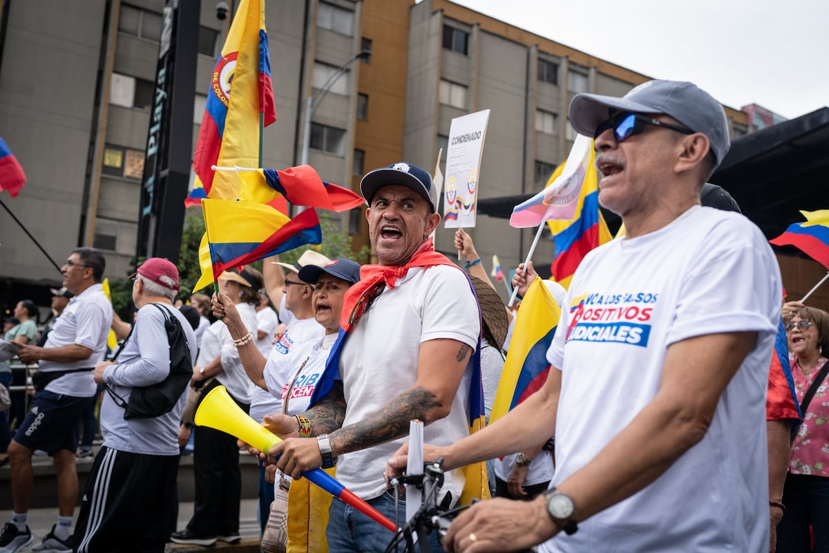 Simpatizantes de Álvaro Uribe protestan contra su condena de 12 años, en  imágenes | Fotos | EL PAÍS América Colombia