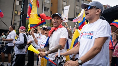 Simpatizantes de Álvaro Uribe marchan a favor del exmandatario colombiano, en Medellín, el 7 de agosto de 2025.