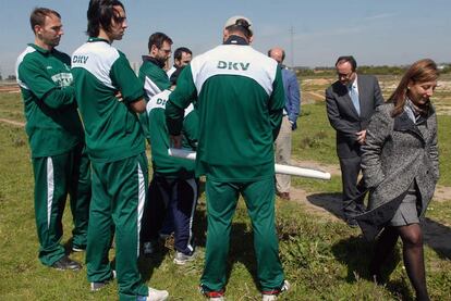 La alcaldesa de Jerez, Pilar Sánchez y  los baloncestistas del DKV Jerez