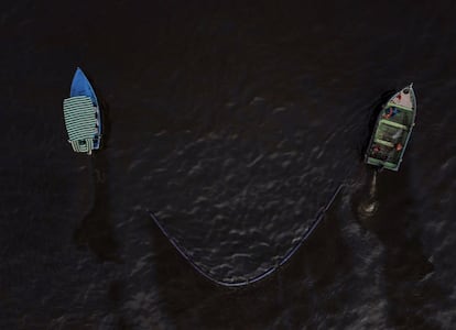 Vista aérea de embarcaciones recogiendo petróleo en la superficie del mar desde una playa anexa al balneario de verano de Ancón, en el norte de Lima tras un derrame en la refinería La Pampilla provocado por el fuerte oleaje registrado tras la erupción volcánica en Tonga.