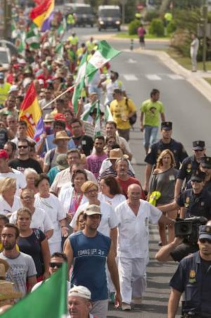 Un grupo de sanitarios del hospital sevillano de Virgen de Valme, se ha unido a los centenares de jornaleros del Sindicato Andaluz de Trabajadores (SAT).