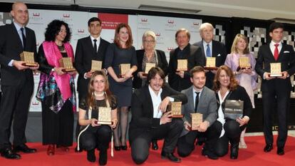 Los galardonados con los Premios Ercilla posan al término de la ceremonia de entrega este lunes en Bilbao. 