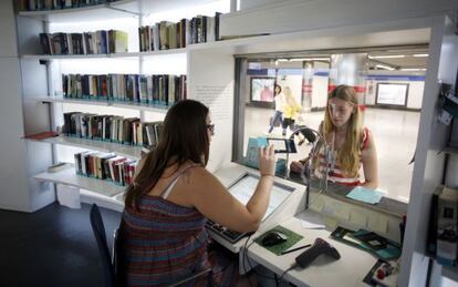 Una bilbiotecaria atiende a un usuario en el Bibliometro de Nuevos Ministerios.