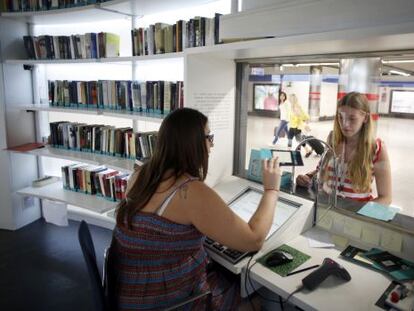 Una bilbiotecaria atiende a un usuario en el Bibliometro de Nuevos Ministerios.