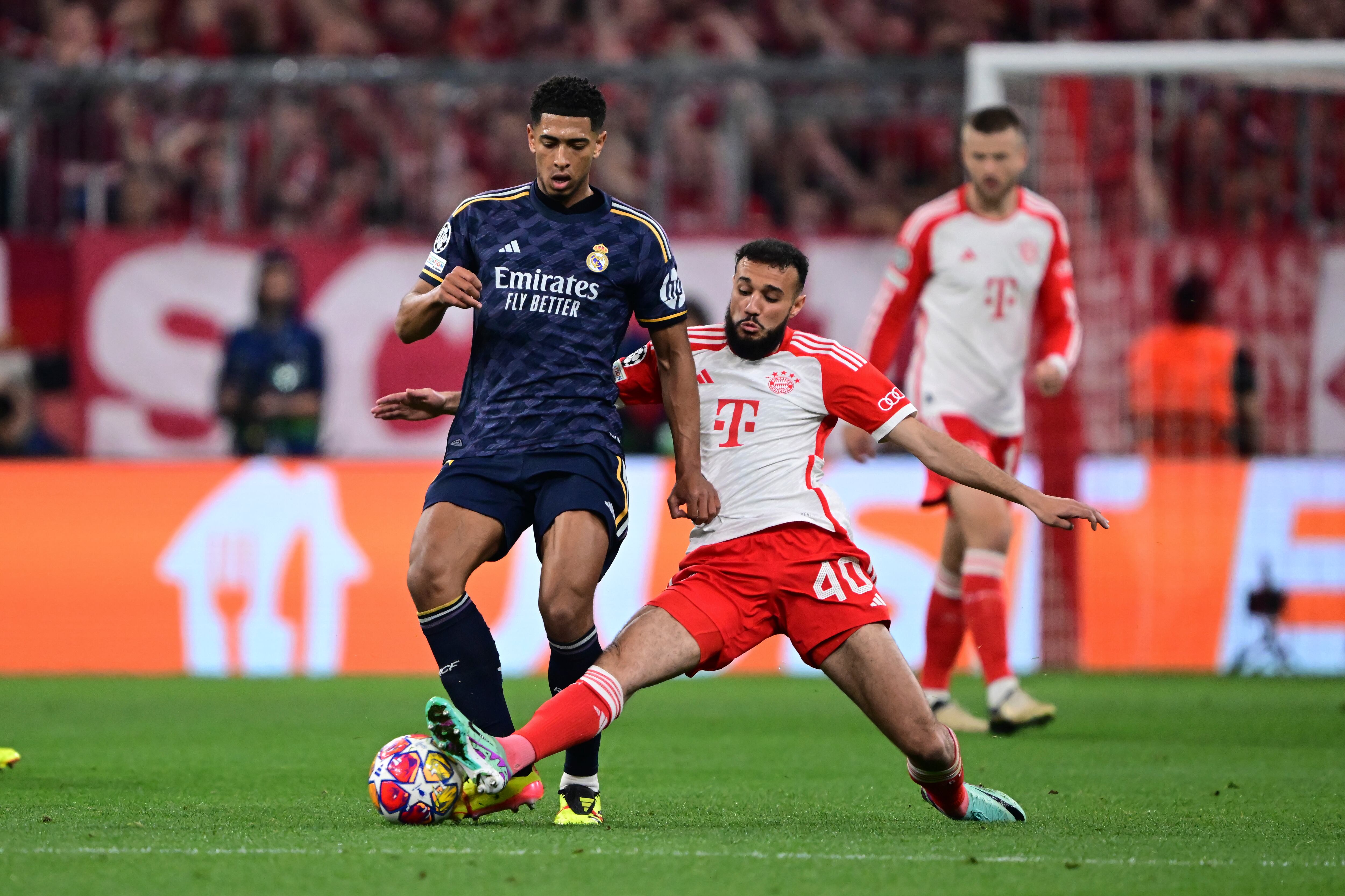 Jude Bellingham pierde la pelota tras una entrada de Noussair Mazraoui.