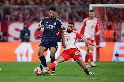 Jude Bellingham pierde la pelota tras una entrada de Noussair Mazraoui.