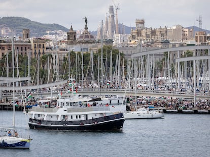 Salida de la Global Sumud Flotilla hacia Gaza desde el puerto de Barcelona este domingo.