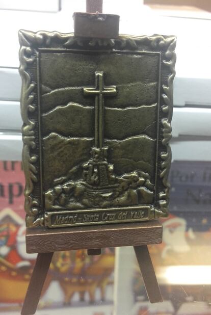 A miniature metal replica of a painting of the cross rests on the easel. Price: €4.50