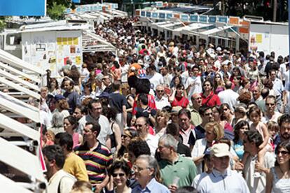 El paseo de coches del Retiro se llenó hasta los topes de escritores y lectores.
/ GORKA LEJARCEGI