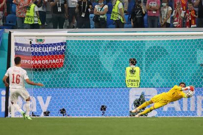 Rodri lanza un penalti frente al portero de Suiza Yann Sommer.