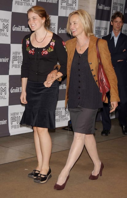 Shura Baryshnikov. La hija de dos leyendas de las artes –la oscarizada actriz Jessica Lange y el bailarín internacionalmente reconocido Mikhail Baryshnikov– quiso seguir la profesión paterna y actualmente es coreógrafa y profesora de danza en un par de escuelas. A pesar de que es una figura respetada dentro del baile contemporáneo, su perfil está muy alejado del foco que mediático que la apuntó desde la infancia y mantiene una vida discreta y más vinculada a la intelectualidad que a la opulencia y brillo de Hollywood.