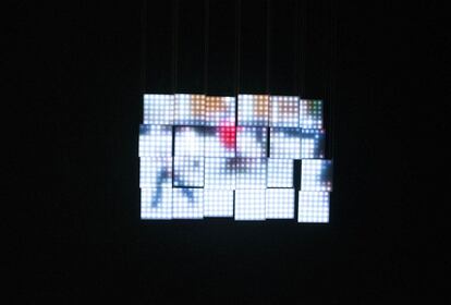 Una de las obras de luz recoge una imagen de vídeo a colores.
