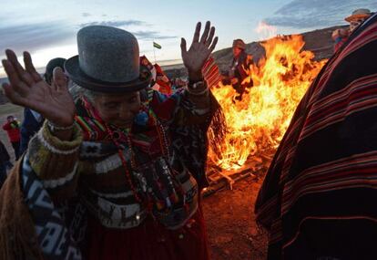 Ind&iacute;genas bolivianos reciben el a&ntilde;o nuevo andino.