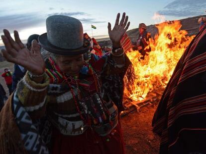 Ind&iacute;genas bolivianos reciben el a&ntilde;o nuevo andino.