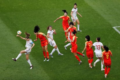 Irene Paredes controla el balón. 