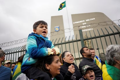 El fantasma del comunismo, siempre presente en las marchas de la extrema derecha brasileña, volvió con más fuerza ahora que Lula da Silva ya es presidente electo. En la imagen, una mujer carga a su hijo durante una manifestación afuera de un cuartel militar en São Paulo. 