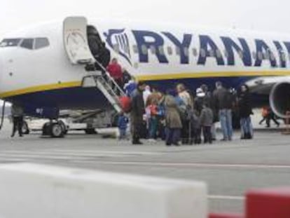 Decenas de pasajeros suben a un avión de la compañía aérea Ryanair. EFE/Archivo