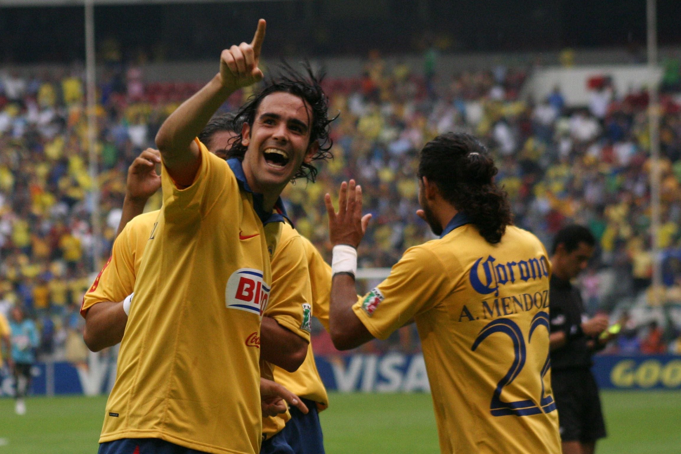 Santiago Fernández celebra un gol con el América frente al Colo-Colo, en la Copa Libertadores de 2007.