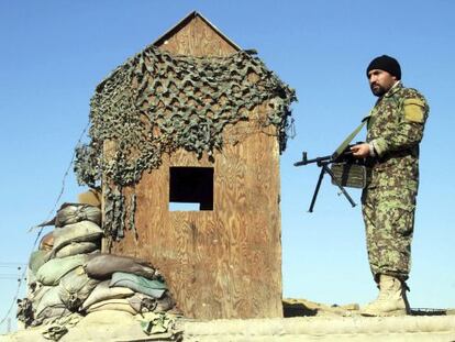 Un soldado afgano hace guardia en un punto de control en Herat (Afganistán).